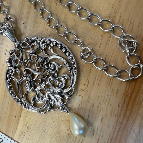 Vintage 1970s Avon Silver Tone Pendant Necklace With Faux Pearl Drop & Ornate Fi - Picture 2 of 7